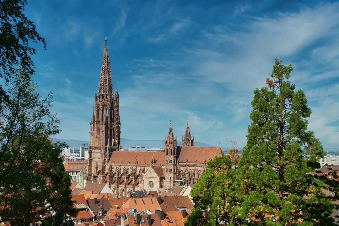 Das Freiburger Münster über den roten Dächern der Altstadt